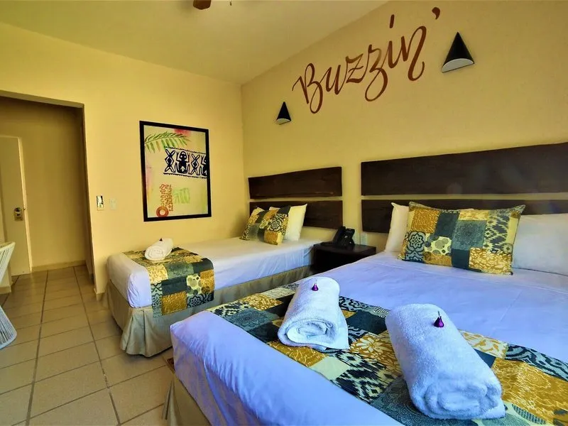 Soba z dvema ločenima posteljama in umetniškimi slikami