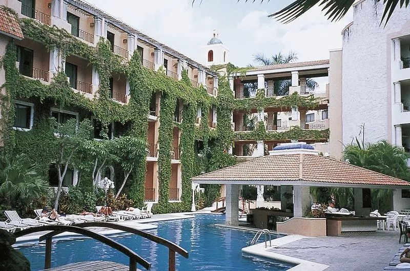 Zunanji bazen hotela Adhara Cancun z zgodovinsko fasado