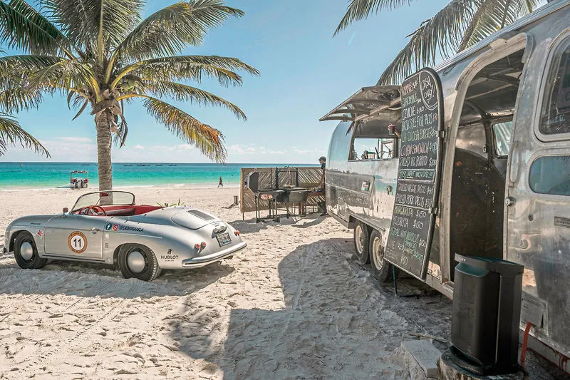 Panoramski pogled na obalo Tuluma z ruševinami