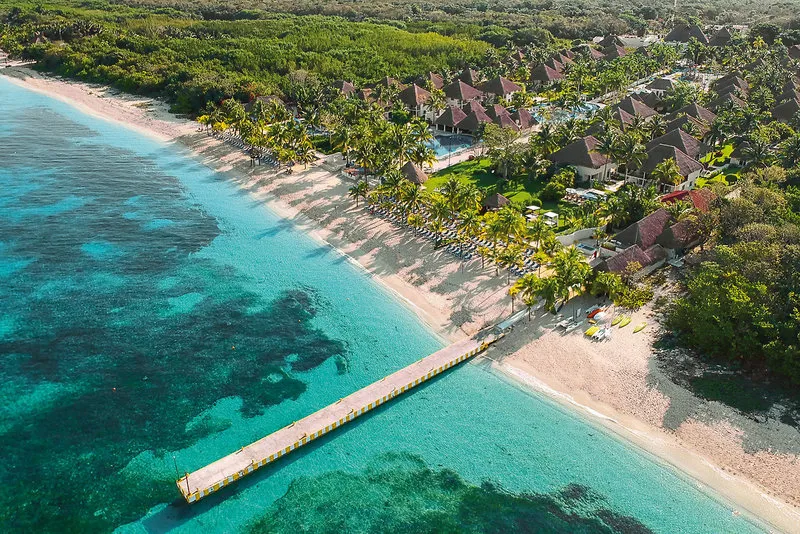 Zračni posnetek pomola in kristalno čistega morja na Cozumelu