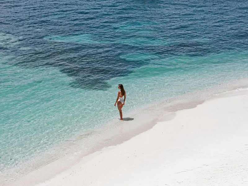 Pogled na plažo s kristalno čisto vodo in belim peskom