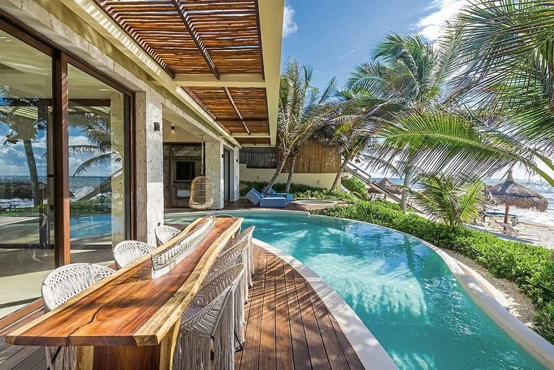 Luksuzna terasa z dolga mizo in zasebnim bazenom ob plaži