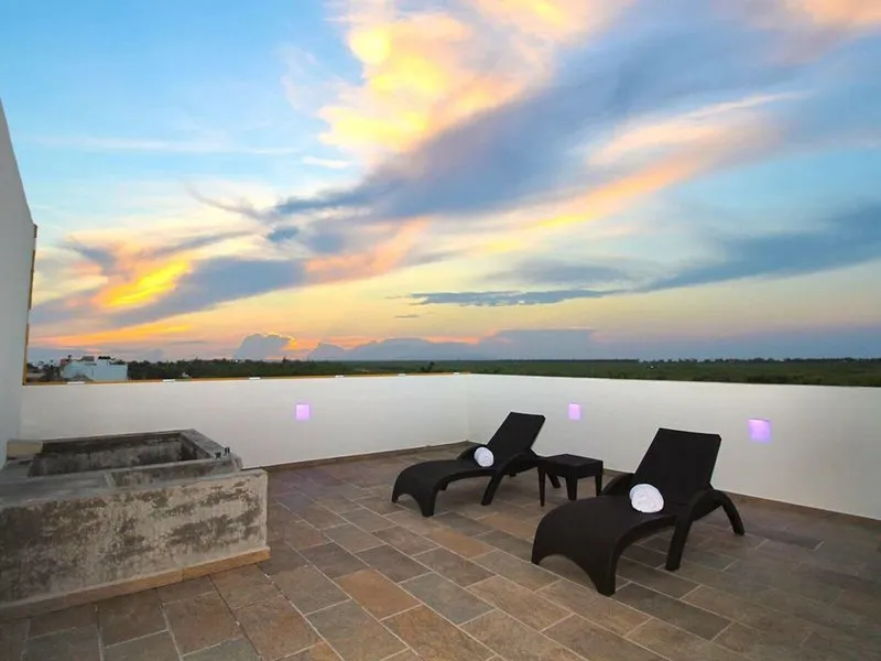 Sončni zahod na strešni terasi hotela Areia