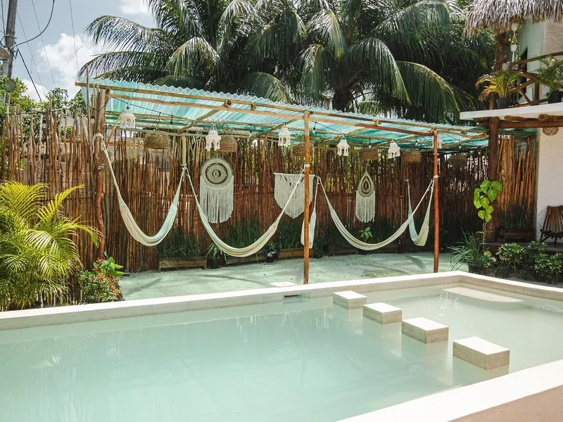 Viseče mreže pod slamnato streho za popoldanski počitek