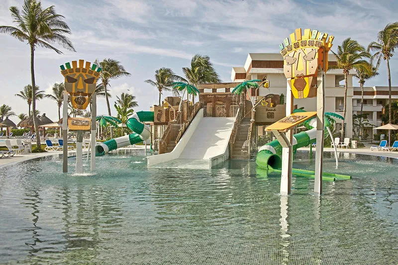 Zračni pogled na bazene in plažo Bahia Principe Grand Tulum