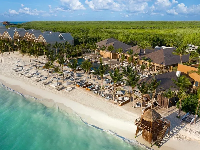 Zračni posnetek plaže in luksuznih vil Banyan Tree Mayakoba