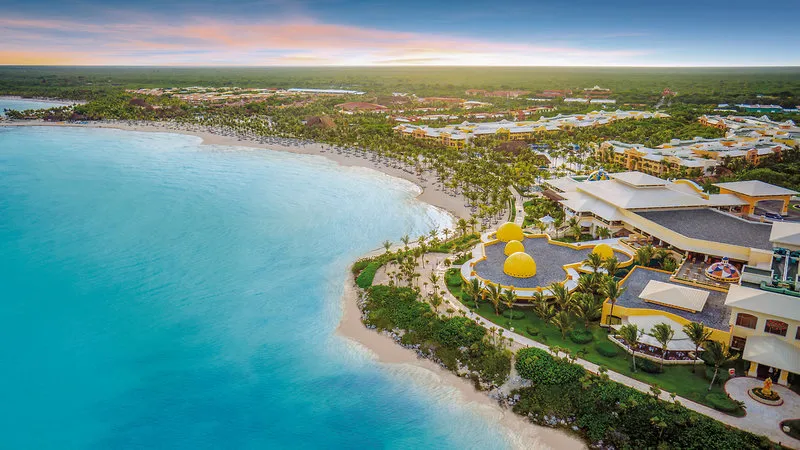 Zračni pogled na Barcelo Maya Palace in turkizni zaliv