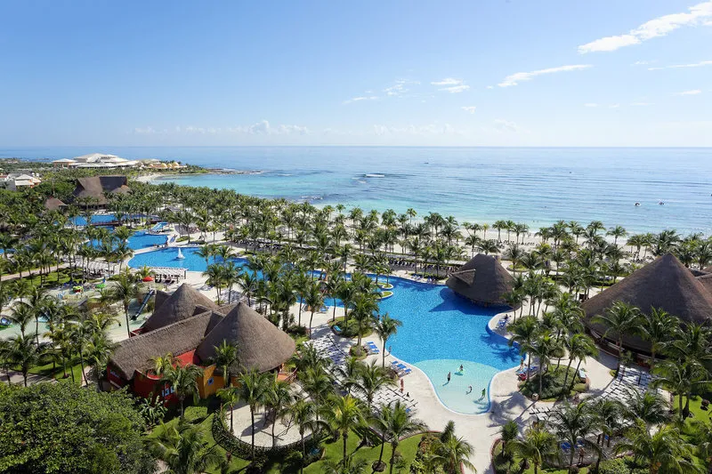 Zračni posnetek resorta Barcelo Maya Colonial ob obali