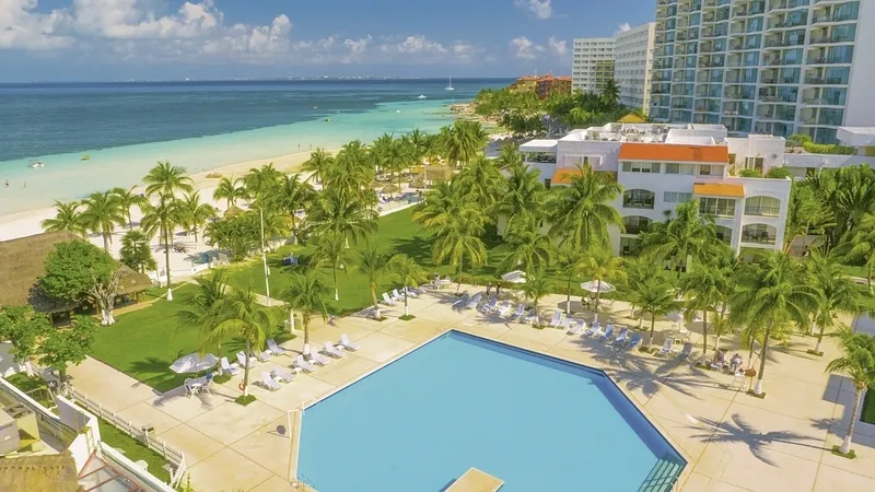 Pogled na bazen in plažo hotela Beachscape Kin Ha