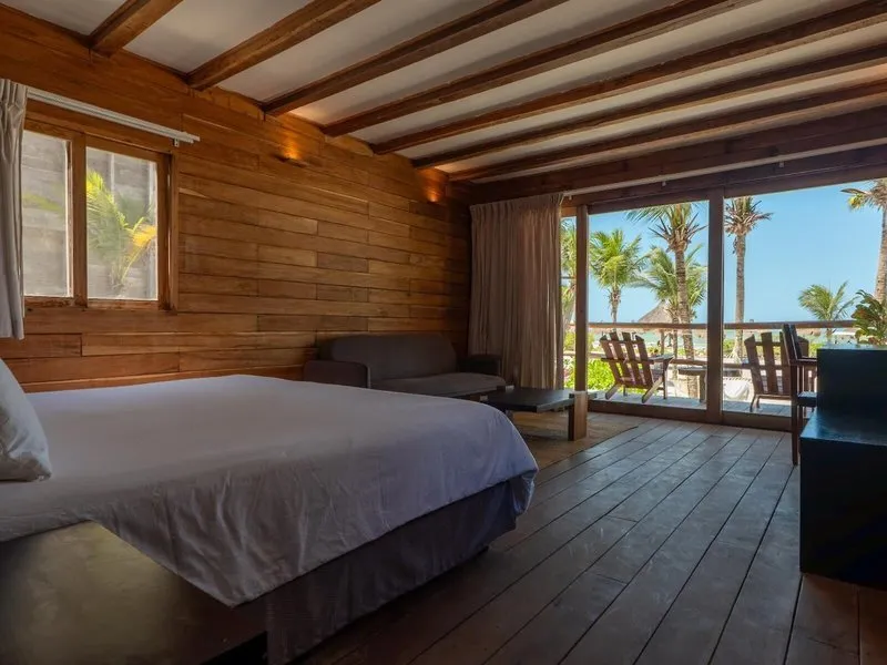 Luksuzna lesena soba s pogledom na morje in palme