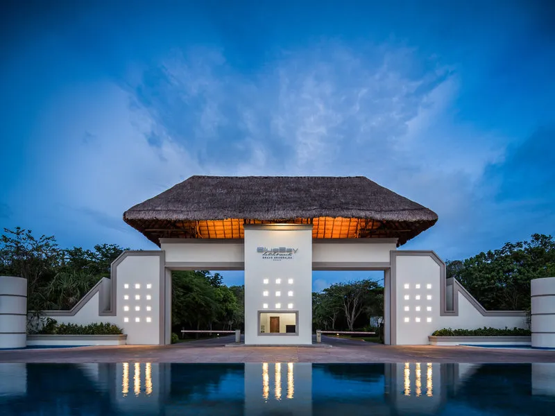 Pogled na bazen in tropsko zelenje