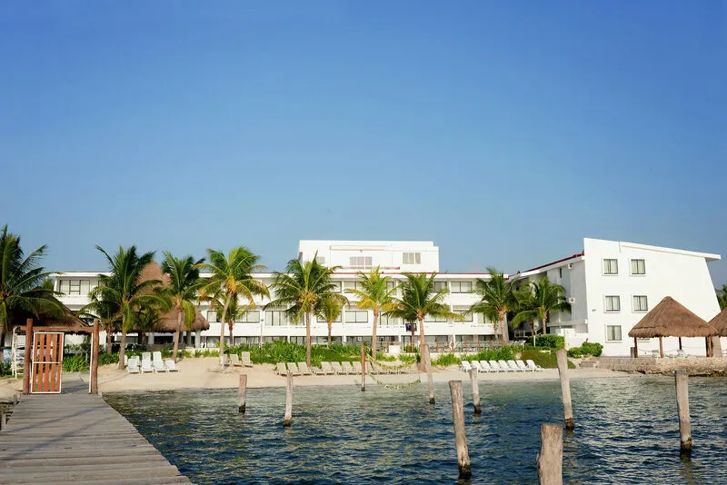 Peščena plaža in pomol pred hotelom Cancun Bay Resort