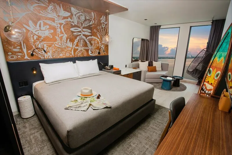 Moderna hotelska soba z umetniško poslikavo stene in pogledom na morje