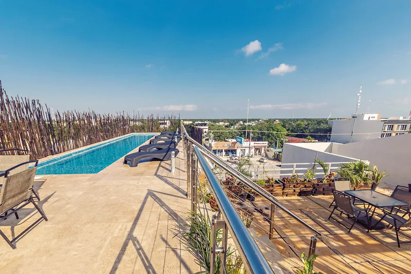 Dolgi bazen na strehi hotela Carpe Diem Tulum