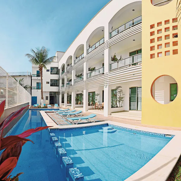 Zunanji bazen hotela Casa Melissa z ležalniki