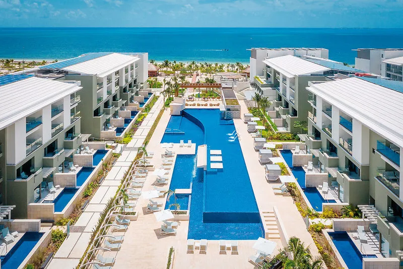 Zračni posnetek hotelskega kompleksa in bazenov ob morju