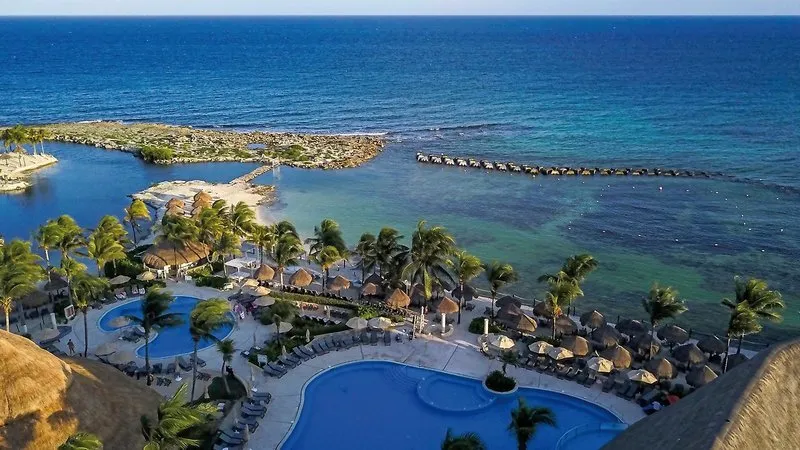 Zračni posnetek plaže in bazenov hotela Catalonia Riviera Maya