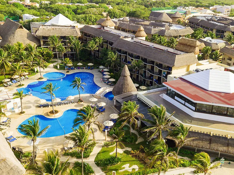 Zračni posnetek hotela Catalonia Yucatan Beach ob obali