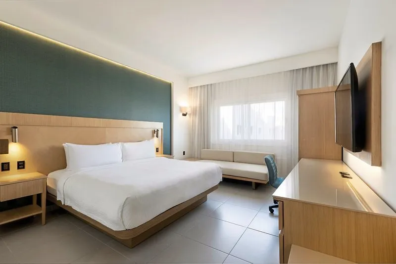 Sodobna hotelska soba z zakonsko posteljo in delovnim kotičkom