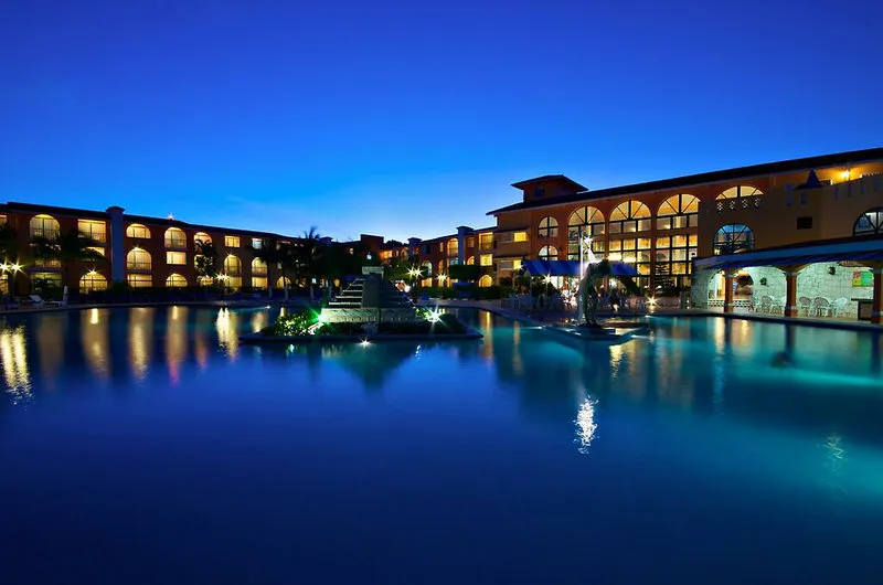 Osvetljen bazen v večernem času