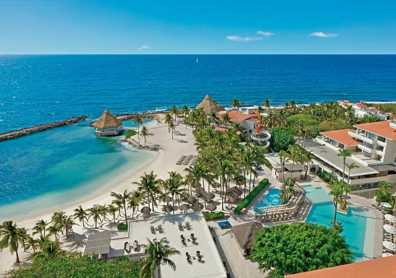 Zračni posnetek hotela Dreams Aventuras s plažo in bazeni