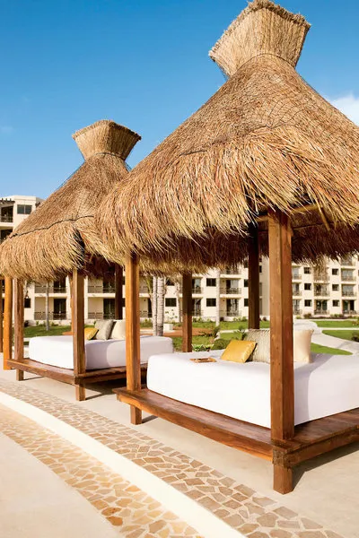 Romantična postavitev za poroko na plaži