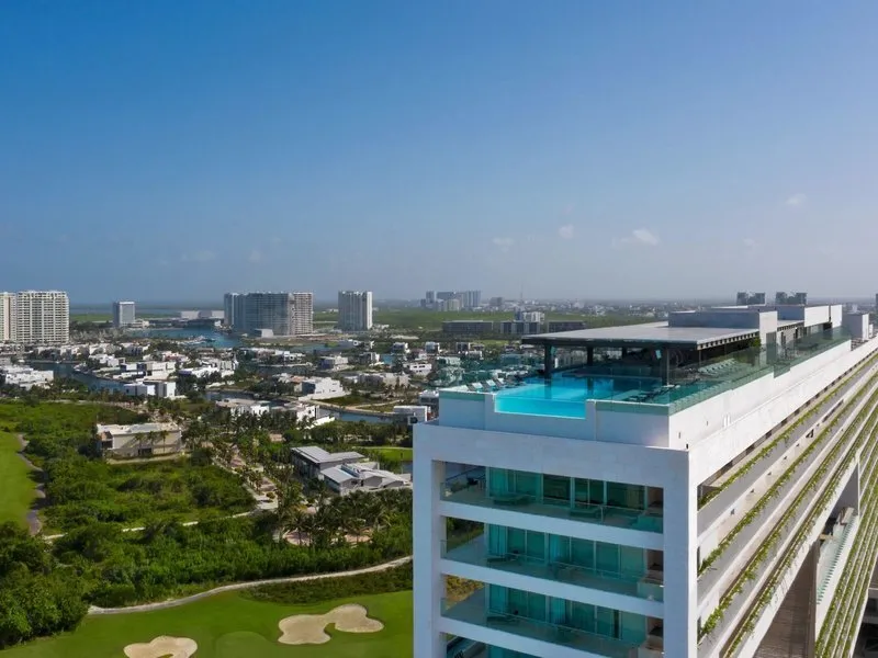 Neskončni bazen na strehi s pogledom na Cancun
