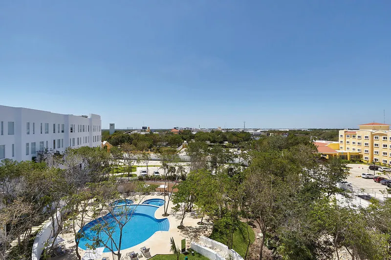 Pogled na bazen in hotelski kompleks iz višjega nadstropja