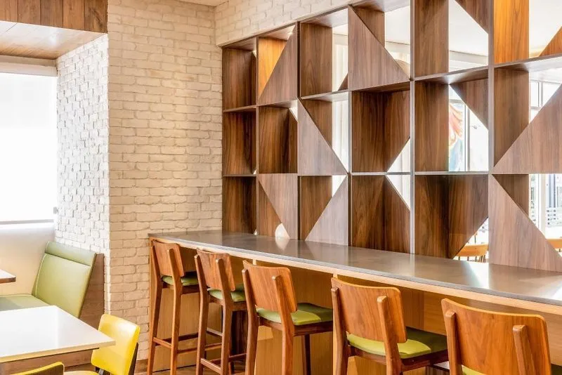 Lesena pregradna stena v modernem lobbyju