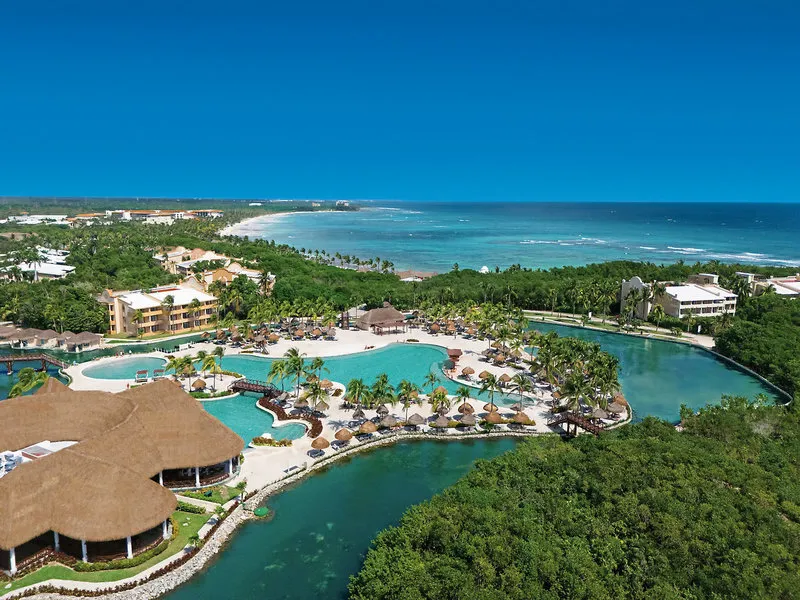 Zračni posnetek resorta Grand Palladium Kantenah z bazeni in plažo