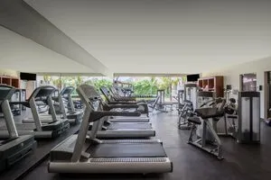 Sodobno opremljen fitnes center v hotelu Fiesta Americana Condesa Cancun