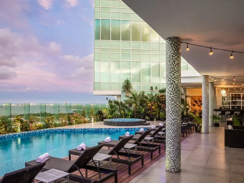 Panoramski bazen na strehi s pogledom na laguno