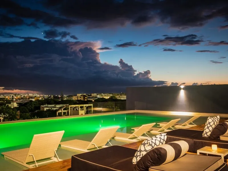 Pogled na bazen ob sončnem zahodu