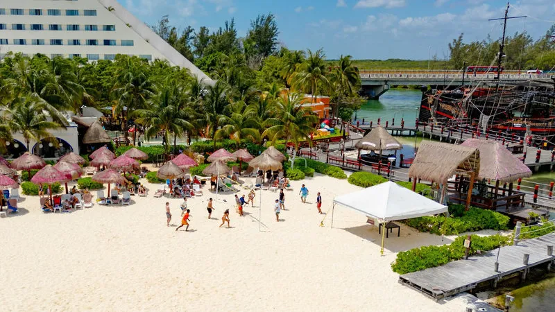 Otroški vodni park s pisanimi tobogani