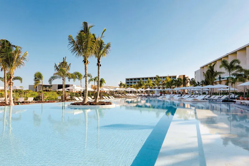 Zračni pogled na resort s kanali in peščeno plažo