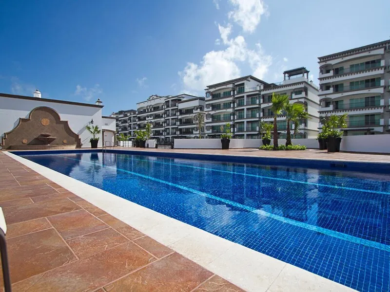 Zračni posnetek resorta Grand Residences ob turkiznem morju