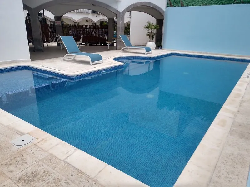 Zunanji bazen z ležalniki