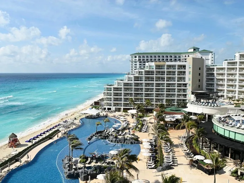 Pogled na bazenski kompleks in turkizno morje