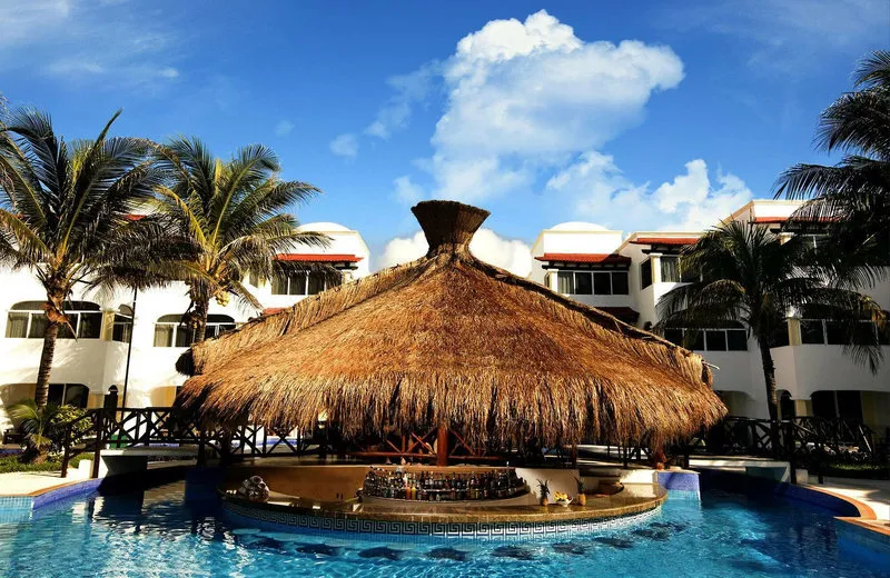 Pool bar s tropskimi koktajli pod palapo