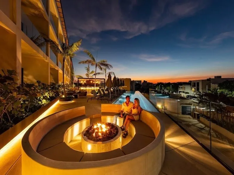 Večerni ambient na strešni terasi ob ognju