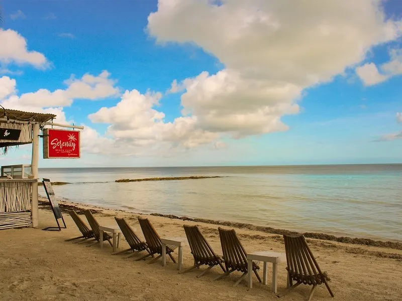 Pogled na turkizno morje in plažo Serenity Beach Club