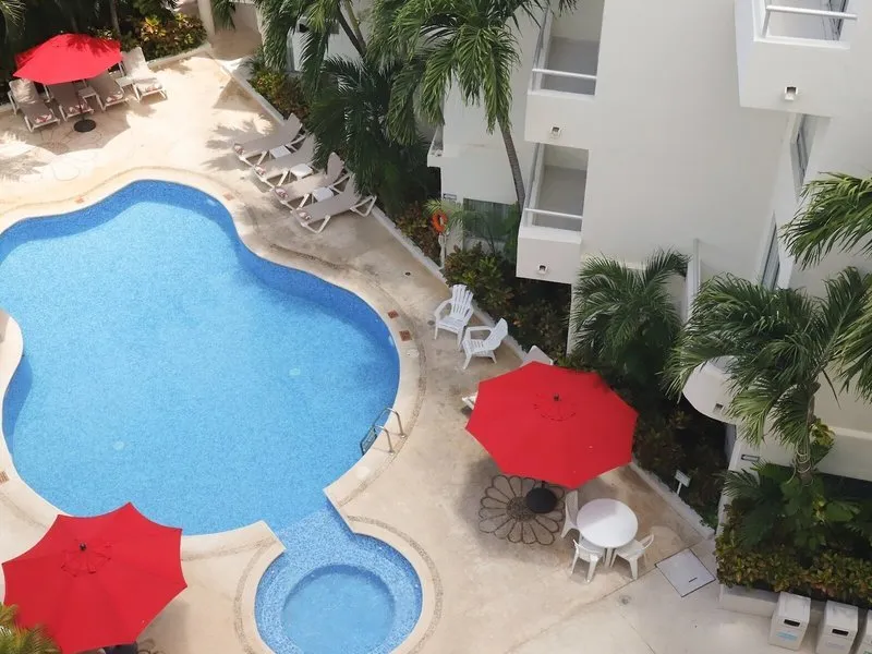 Pogled z višine na bazenski kompleks in rdeče sončnike