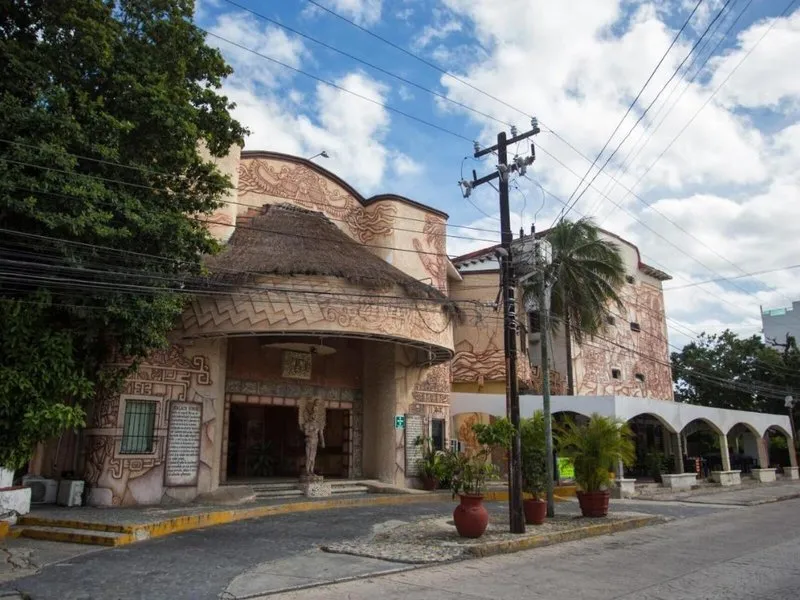 Zunanjost hotela Xbalamque z majevskimi kipi in reliefi.