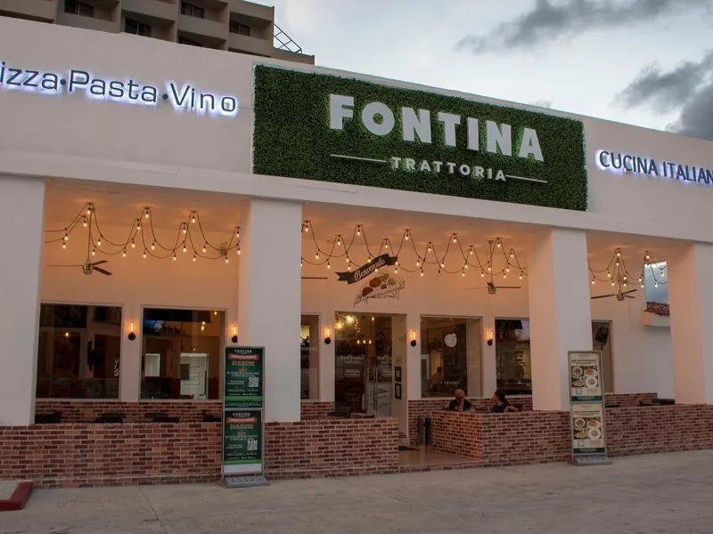 Restavracija Fontina Trattoria pred hotelom Calypso