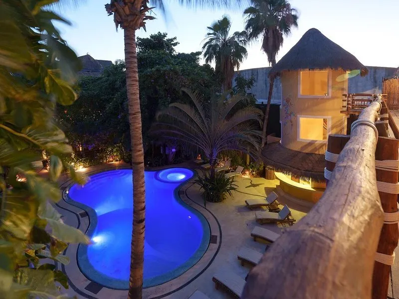 Modro osvetljen bazen v večernih urah