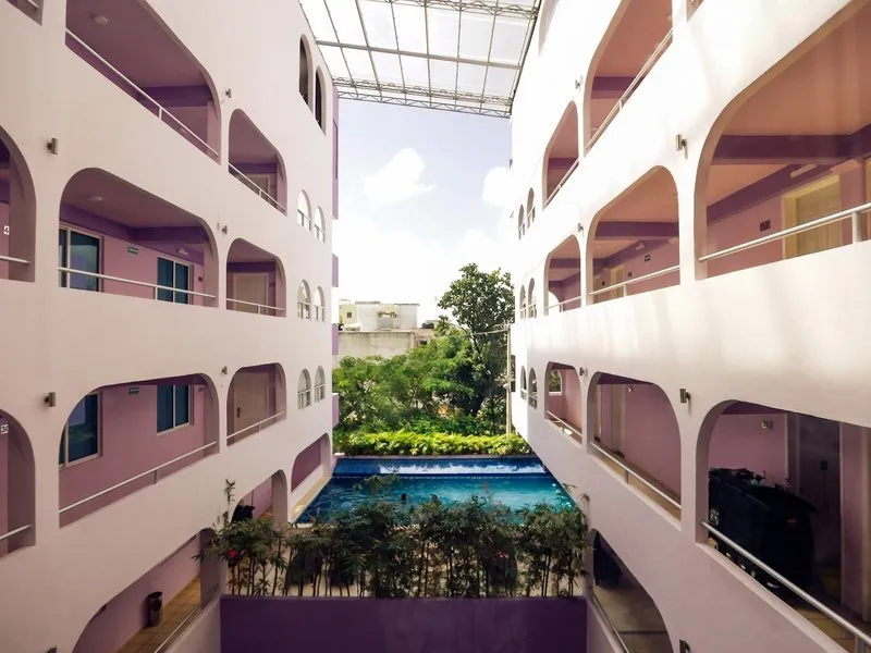 Notranji atrij hotela Kavia z bazenom