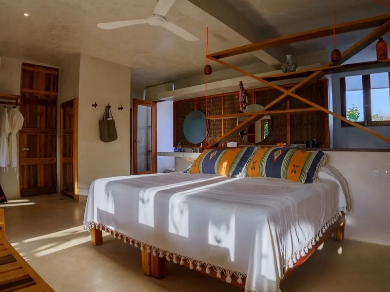 Zunanji masažni bazen na terasi s pogledom na ocean