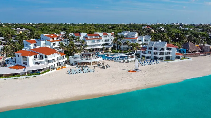 Pogled na hotel Sunset Fishermen in belo peščeno plažo