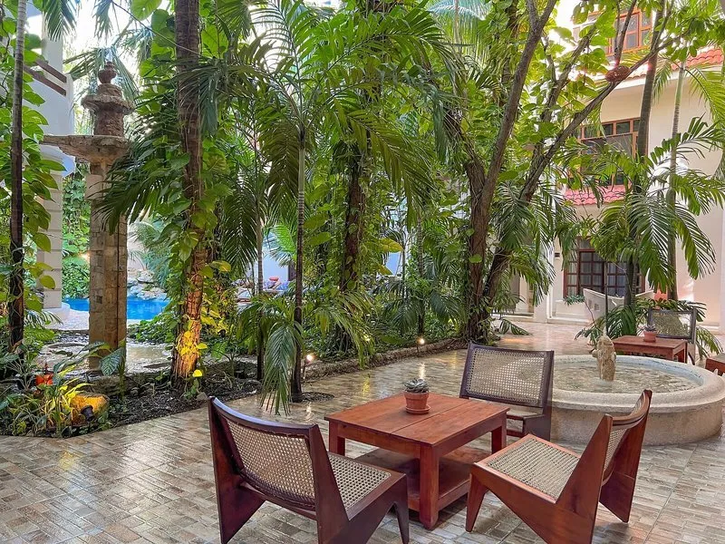 Tropski vrt hotela Hul-Ku z bujnim rastlinjem