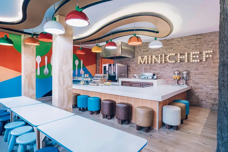 Široka peščena plaža s kristalno čistim morjem